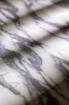Sapienstone à Feria Hábitat Valencia 2025 Fior di Viola 4D : la céramique comme haute couture dans l’espace Pinknic de Sigfrido Serra