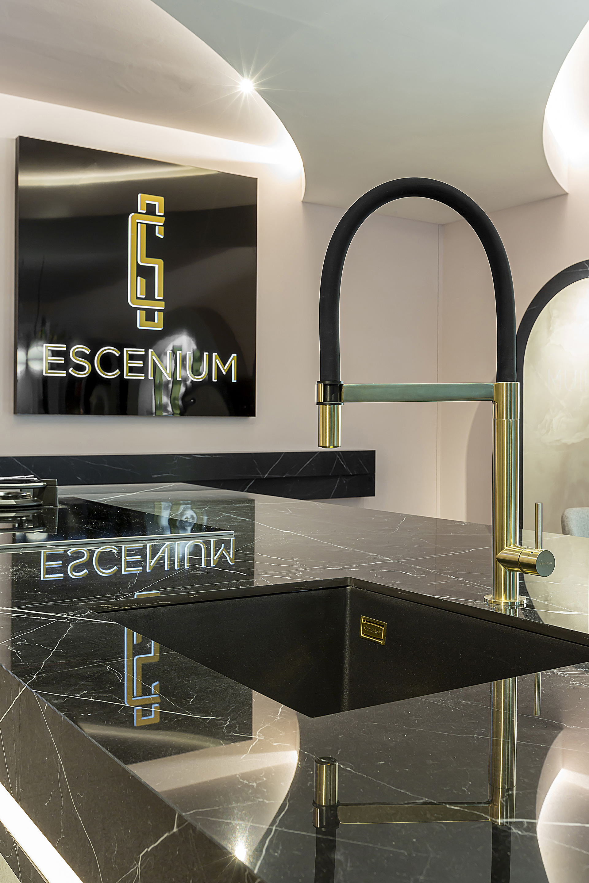 TSUNAMI, L’ESPACE DE SAPIENSTONE ET ESCENIUM À ART MARBELLA DESIGN