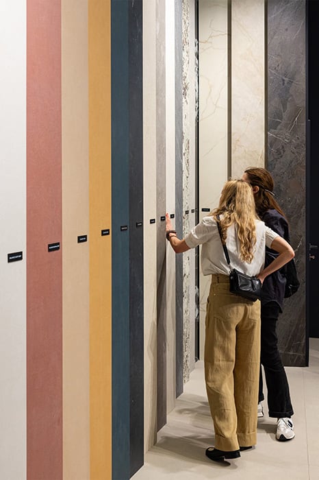 Les surfaces céramiques de Sapienstone arrivent à Interzum 2025