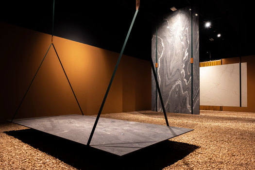 Cersaie 2025 : Sapienstone renouvelle son showroom avec une salle dédiée à « Dress Code » et présente « Mater », un nouvel espace d’exposition.
