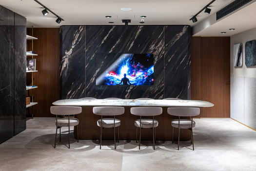 Cersaie 2025 : Sapienstone renouvelle son showroom avec une salle dédiée à « Dress Code » et présente « Mater », un nouvel espace d’exposition.