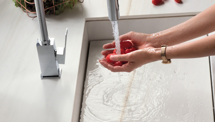 plan de cuisine en grès cérame effet marbre Bianco Lasa SapienStone pour plan de travail et évier