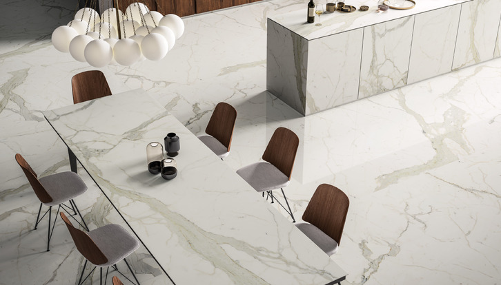 Plan de cuisine en grès cérame effet marbre Calacatta pour îlot, plan de travail et table